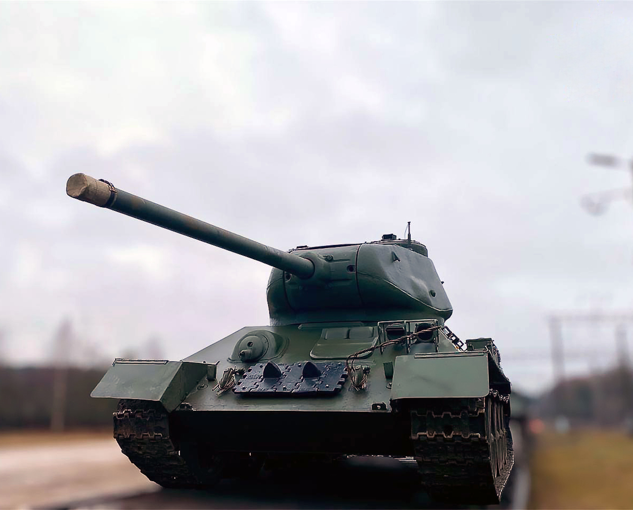 1 - Фотографии с места разгрузки воинского эшелона на станции Озерище с грузом танков Т-34, задействование которых планируется при проведении военного парада